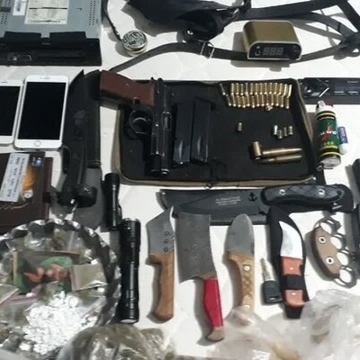 القبض على اثنین من سکان کرج وبحوزتهما کمیه کبیره من الأسلحه البارده والساخنه