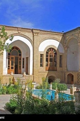 بیت زند التاریخی: سحر خالد فی قلب مدینه قم، إیران 🏛️✨