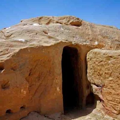 بیوت إشتهراد الصخریه القدیمه: صدى حیاه الأجداد منقوشه فی الحجر