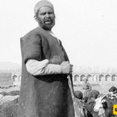 رحله إلى العصر القاجاری: راعٍ من أصفهان ومجموعه من الرجال بزیّ على الطراز النمساوی! + صور
