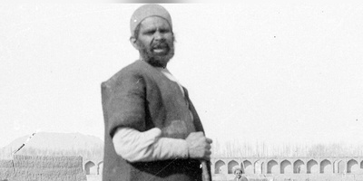رحله إلى العصر القاجاری: راعٍ من أصفهان ومجموعه من الرجال بزیّ على الطراز النمساوی! + صور