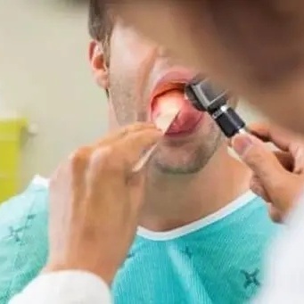 تحولت لسان هذا الرجل إلى الأخضر وبدأت شعره بالنمو! / نمو العشب الأخضر