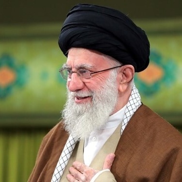 الابتسامه الصادقه الأخیره للشهید إسماعیل هنیه بین أحضان قائد إیران + صوره | الشهاده جزاءً لإخلاصه