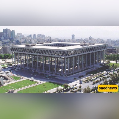 شاهد بالفیدیو: لحظه استهداف مبنى "صدا وسیما" الزجاجی فی طهران وفرار الموظفین وسط ممرات الدخان الکثیف