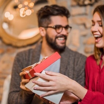 البالونات الحمراء، الشوکولاته، والورود الرومانسیه: جنه عید الحب على الإنترنت