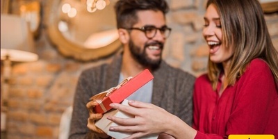 البالونات الحمراء، الشوکولاته، والورود الرومانسیه: جنه عید الحب على الإنترنت