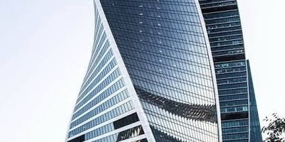 واحده من أروع التحف المعماریه فی العالم: برج التطور فی موسکو، روسیا – هل یمکنک تخیّل العیش فی منزل مکوّن من 55 طابقًا؟ 🤩