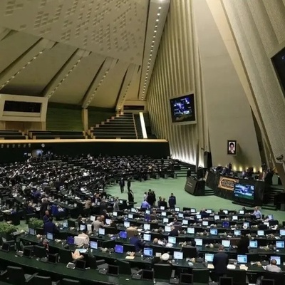 البرلمان الإیرانی یحذّر من رد حازم على آلیه الزناد