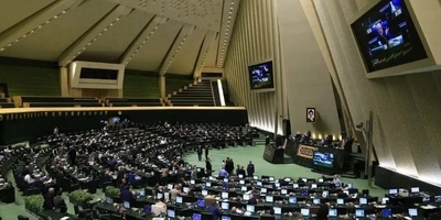 البرلمان الإیرانی یحذّر من رد حازم على آلیه الزناد