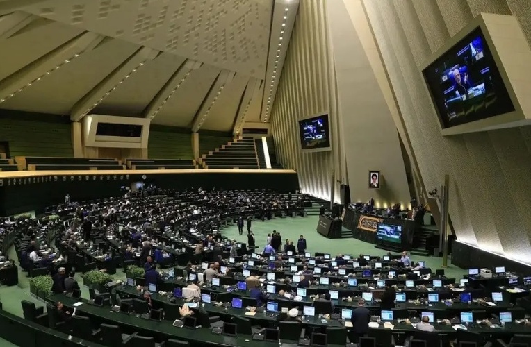 البرلمان الإیرانی یحذّر من رد حازم على آلیه الزناد