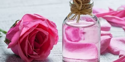 کل ما تحتاج معرفته عن فوائد ماء الورد لبشره الوجه وکیفیه استخدامه
