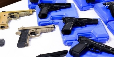 قوات حرس الحدود تضبط شحنه اسلحه تضم 16 مسدسا من المهربین فی ارومیه