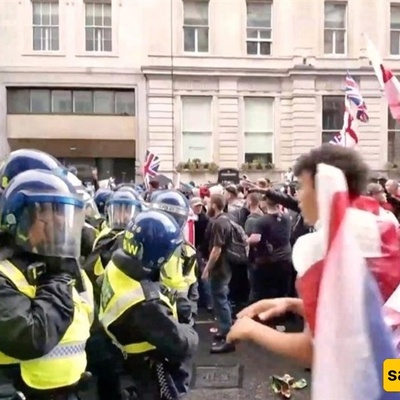 اعتقال سته أشخاص بعد اشتباکات فی مسیره مناهضه للهجره بالمملکه المتحده