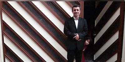 عوده محمود أحمدی نجاد إلى منزله فی نارمک بطهران تستقبل بحفاوه شعبیه دافئه — من لافتات الترحیب إلى ذبح الأغنام + صور