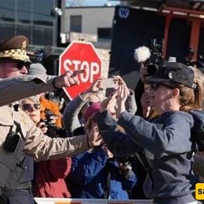 اشتباکات خارج منشأه الهجره فی منطقه شیکاغو تؤدی إلى اعتقال متظاهرین وإصابه ضباط