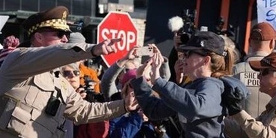 اشتباکات خارج منشأه الهجره فی منطقه شیکاغو تؤدی إلى اعتقال متظاهرین وإصابه ضباط