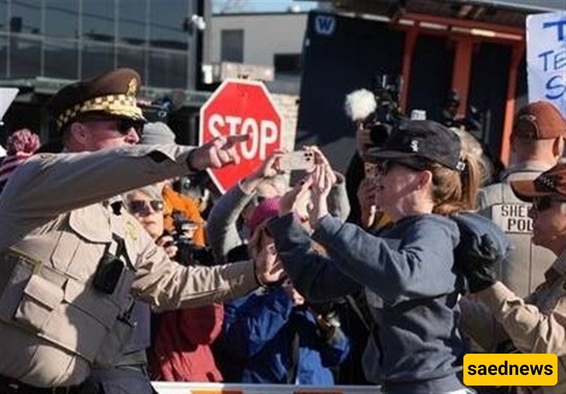 اشتباکات خارج منشأه الهجره فی منطقه شیکاغو تؤدی إلى اعتقال متظاهرین وإصابه ضباط