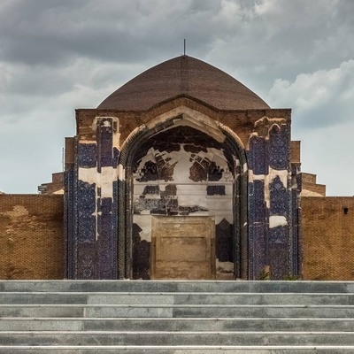 مسجد کبود تبریز؛ حینما تتحدث الجدران بلغه الفیروز