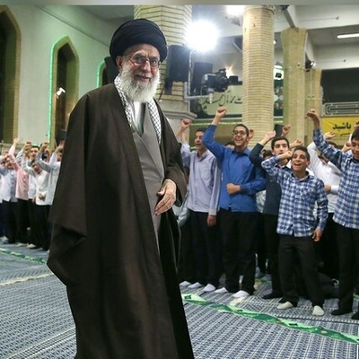 تفاعلٌ مؤثّر من طلاب المدارس فی لقاء قائد الثوره مستلهم من کلمات السید حسن نصرالله + صوره