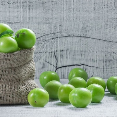 دلیل البرقوق الأخضر: السعرات الحراریه، القیمه الغذائیه، وفوائد صحیه مذهله