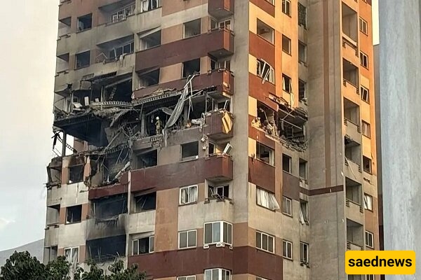 واقف بین الرکام؛ طفل یحمل زهره وعلامه النصر یرسم ملامح الأمل من قلب طهران