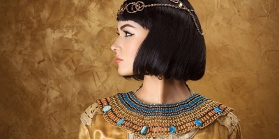 رمجوهرات فاخره لامرأه مصریه داخل تابوت مزخرف
