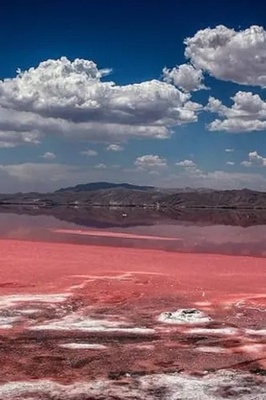 بحیره مهرلو الوردیه: جوهره طبیعیه تبعد 60 کیلومترًا عن شیراز