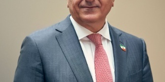 صفحه من التاریخ: أول وأوحد سیاره مشترکه بین بنز وبورشه وفولکس فاجن لتعلیم ابن الشاه — وإنفاق هائل للأموال العامه