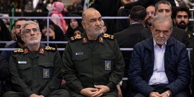 الدعم القاطع من الحرس الثوری للحکومه / الرجال بالزی الأخضر یقفون خلف Fزشکیان وحکومته