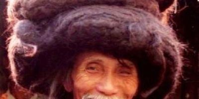 أطول رجل فی العالم: هذا الرجل الخمسینی ذو الشعر الطویل لم یزر الحلاق منذ سنوات! + صور