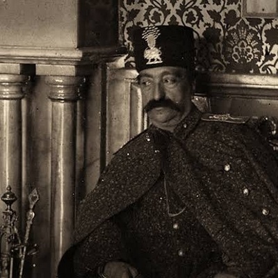 قصه إدخال الید فی کمّ الشاه بعد اغتیال ناصر الدین شاه، بإذن من رئیس الوزراء؛ وطبیب الشاه یکشف الحقیقه بعد سنوات