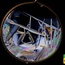 صوره ناسا الیوم: بلورات ثلجیه مذهله فی الفضاء تضیء قوس قزح جمیلًا من سبعه ألوان مع الأبیض