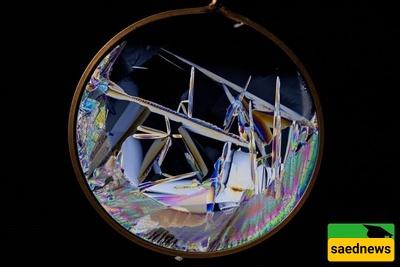 صوره ناسا الیوم: بلورات ثلجیه مذهله فی الفضاء تضیء قوس قزح جمیلًا من سبعه ألوان مع الأبیض