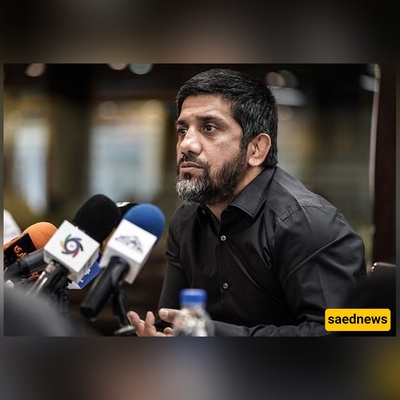 علی رضا دبیر لرضا بهلوی: لم آخذ مالًا من والدی منذ أن کنت فی الرابعه عشره، أما أنت یا رجل، فما زلت تأخذ مالًا من جدتک. هل ترید أن تحکم البلاد؟