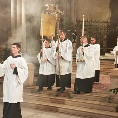 هل هذه أداه مرعبه لتکسیر الأیدی، اخترعها کهنه مسیحیون فی القرن الخامس عشر!