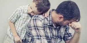 هل ینبغی للآباء أن یبکوا أمام أطفالهم؟ رؤى نفسیه مهمه
