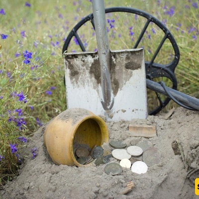 سرّ مخفی تحت المذبح: اکتشاف کنز من العملات القدیمه داخل کنیسه عتیقه