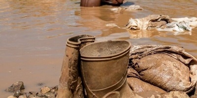 لا للکتب والمدرسه: الأطفال یحفرون الذهب