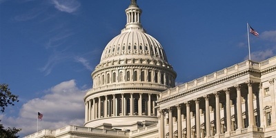 الدیمقراطیون فی مجلس الشیوخ الأمریکی یقدّمون مشروع قانون لفرض ردّ الرسوم الجمرکیه على ترامب التی أُعلنت غیر قانونیه