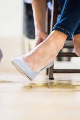 لماذا تحتک أحذیتی بظهر کعبی؟