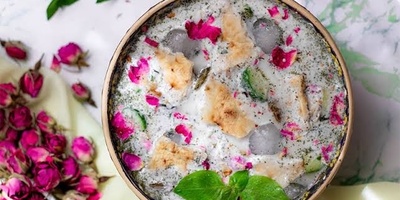 شوربه الخیار واللبن الأنیقه (آب دوغ خیار) بوصفه غنیه بالنکهه وتقدیم أنیق
