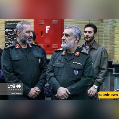 فی لحظه رمزیه مؤثره... الحاجی زاده یُهدی خاتمه الحدیدی للقائد الجدید لقوه الجو-فضاء + صوره