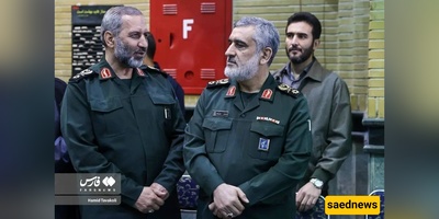 فی لحظه رمزیه مؤثره... الحاجی زاده یُهدی خاتمه الحدیدی للقائد الجدید لقوه الجو-فضاء + صوره