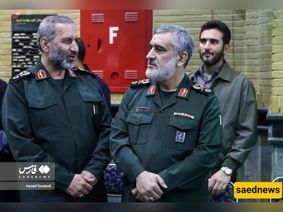 فی لحظه رمزیه مؤثره... الحاجی زاده یُهدی خاتمه الحدیدی للقائد الجدید لقوه الجو-فضاء + صوره