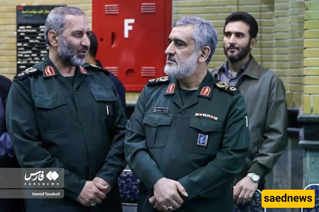 فی لحظه رمزیه مؤثره... الحاجی زاده یُهدی خاتمه الحدیدی للقائد الجدید لقوه الجو-فضاء + صوره