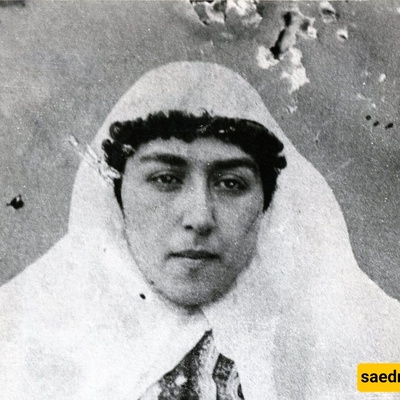 صوره نادره لزوجه ناصر الدین شاه القاجاری المفضله وهی تستضیف استقبالًا فخمًا فی قصر عشرت آباد الجمیل تکریمًا لضیف أجنبی رفیع المستوى
