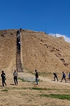 تلّ أزبکی: جوهره ألبروز المخفیه بین الطبیعه والتاریخ فی إیران🏞️✨
