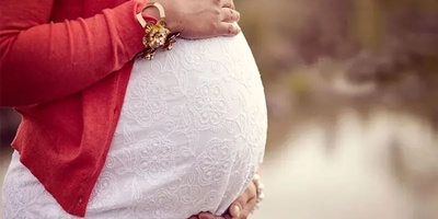 امرأه لم تکن تعرف أنها حامل تضع مولودها فی الهواء