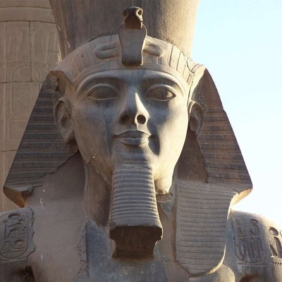 تشابه مذهل بین صخره على المریخ وتمثال رمسیس الثانی یثیر التکهنات حول المصریین القدماء على المریخ