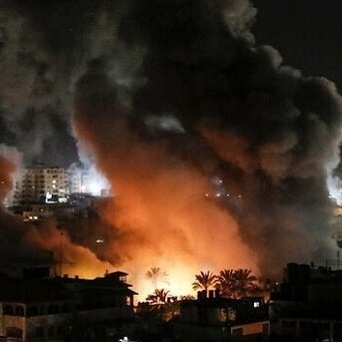 إسرائیل تصعّد الضربات الجویه والبریه والبحریه فی قطاع غزه